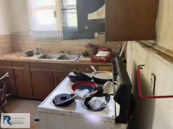 4th image of 760 Stokes St