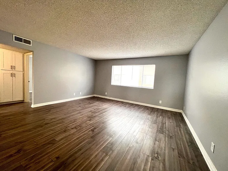 810 S Citrus Ave — Photo 2