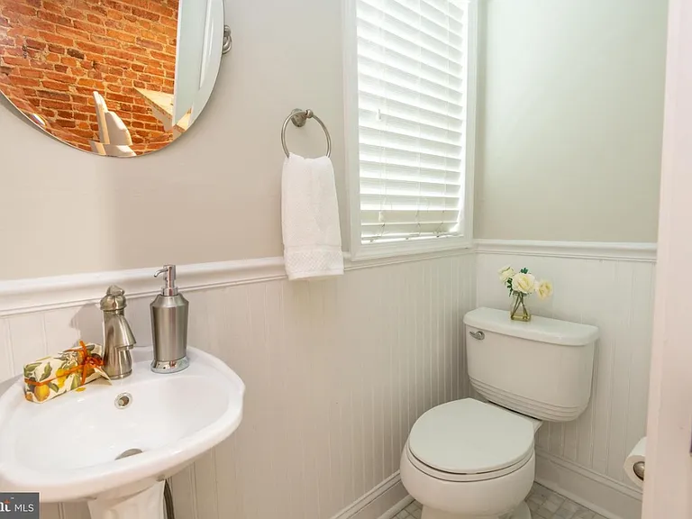 715 Quincy St NW #1 — Photo 17