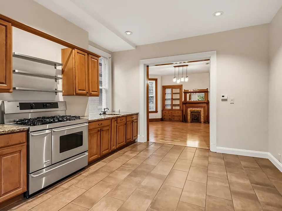 347 Stratford Ave #1