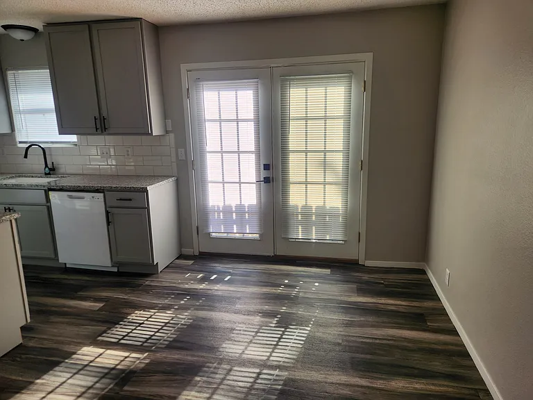 525 S Edwards St #525 — Photo 3