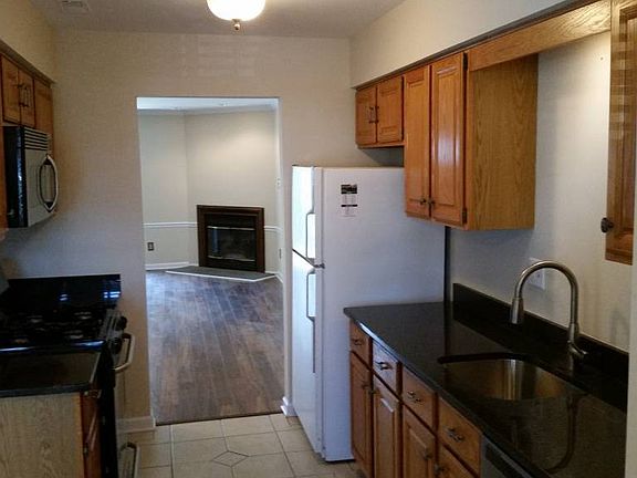 5th image of 13 Ardsley Ct