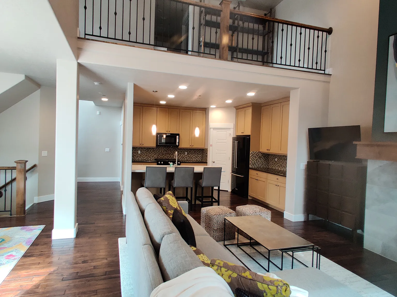 4 bed, 3.5 bath, 2720 sqft, $4,700 — Photo 2