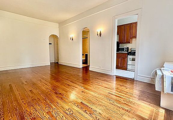 3rd image of 224 W 72nd St APT 4R