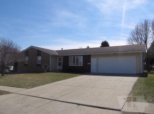 636 Mockingbird Dr, Carroll, IA 51401