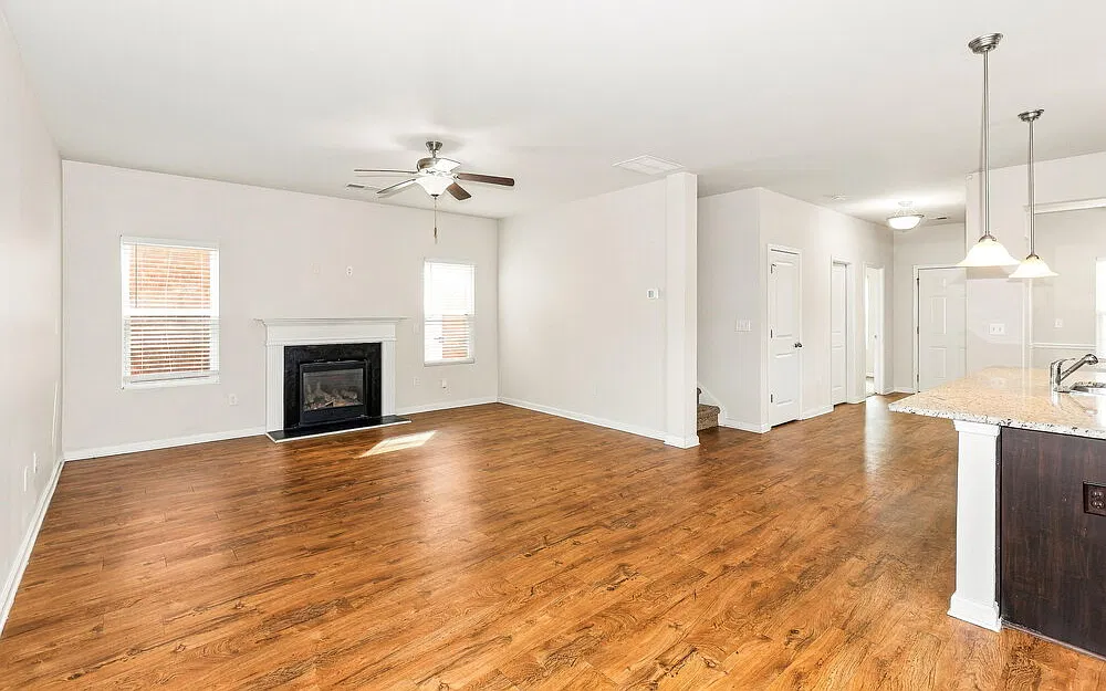 5 bed, 3.0 bath, 2400 sqft, $2,590 — Photo 4
