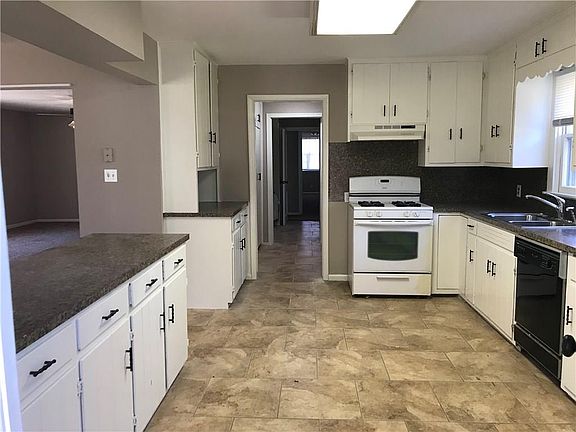 3rd image of 212 E Bowen Blvd