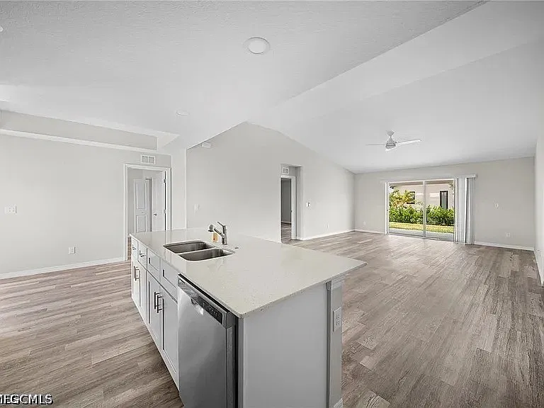 4 bed, 2.0 bath, 1554 sqft, $1,799 — Photo 2