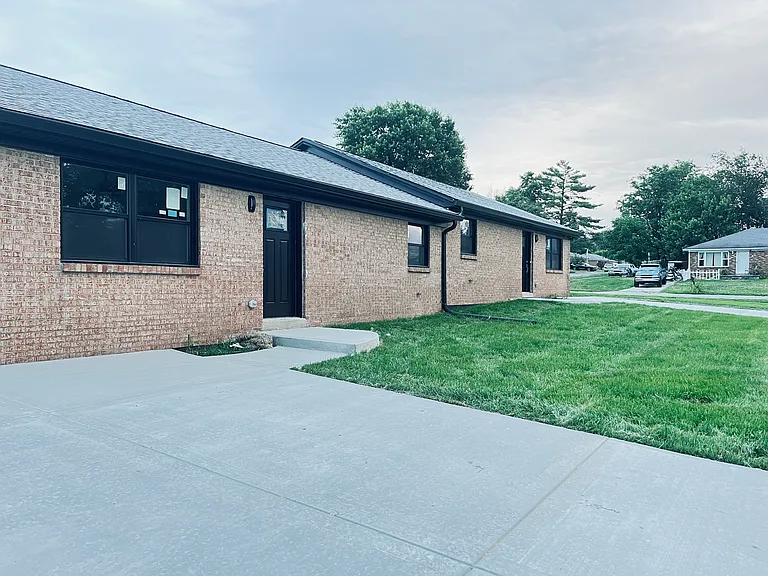 300 Longview Dr #B — Photo 3