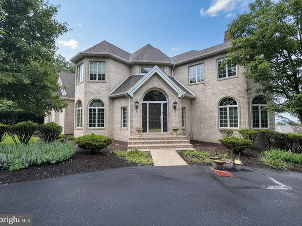 2394 Forest Hills Dr, Harrisburg, PA 17112