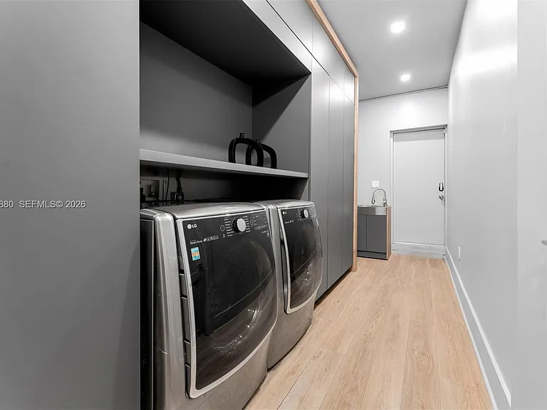 2887 Pine Tree Dr — Photo 34