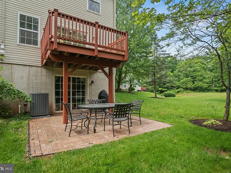 133 Vernon Ct — Photo 10