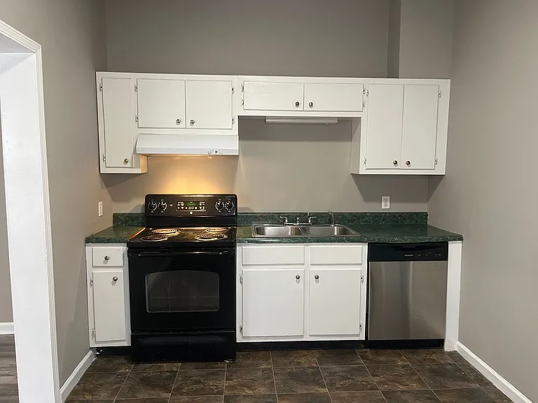 319 E Broadway St — Photo 3