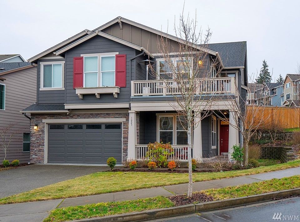 Welcome to this sought after home in Wynstone in Federal Way. No neighbors on the west side or back of home - great lot!