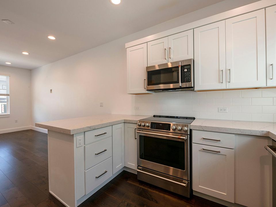 1st image of 4667 S Grosvenor Ct