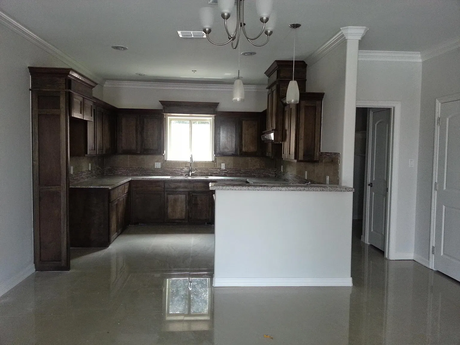 3 bed, 2.5 bath, 1350 sqft, $1,900 — Photo 2