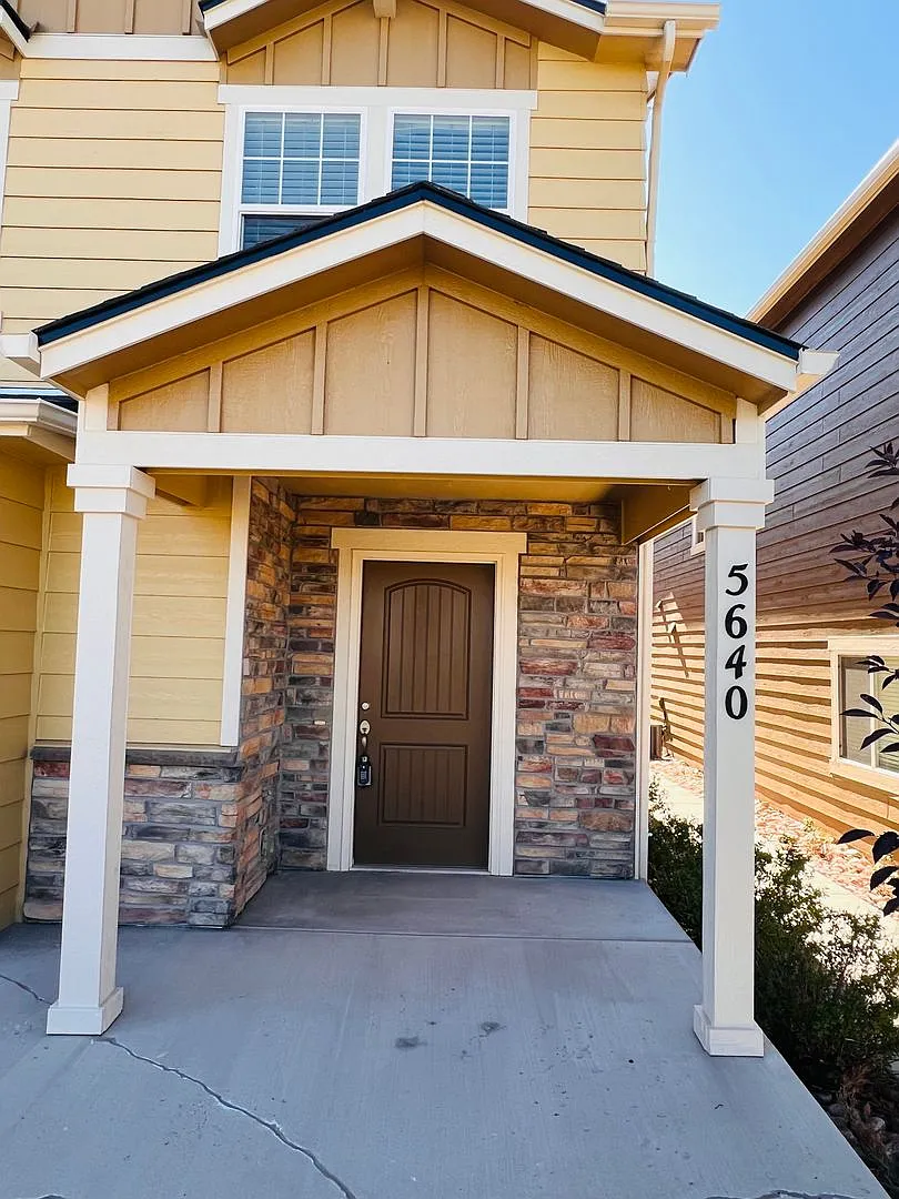 Beautiful End-Unit Townhome with Mountain Views — Photo 1