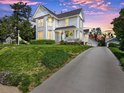 810 16th St, Belle Plaine, IA, 52208