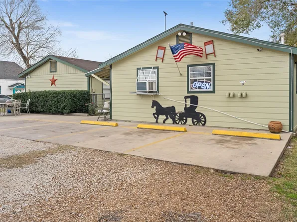 2200 Peach Ave, Bay City, TX