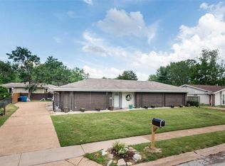 302 Holloway Rd, Ballwin, MO 63011