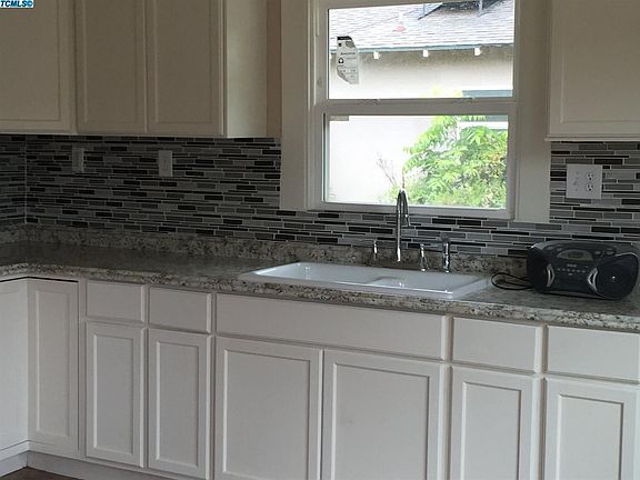 2nd image of 549 E Tulare Avenue NE