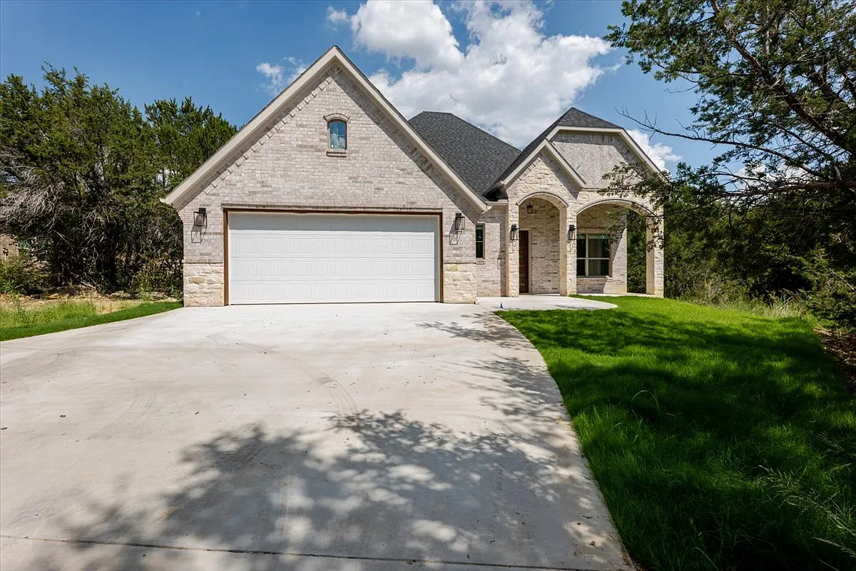 4 bed, 2596 sqft, $3,100 — Photo 2