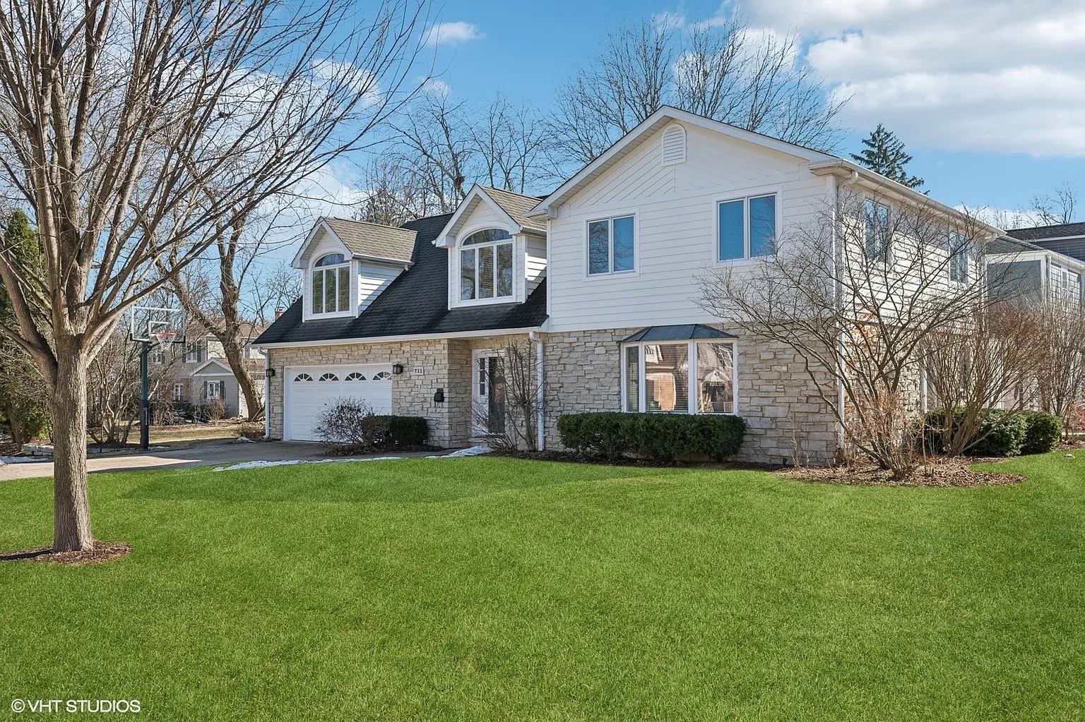 711 E Lynden Ln photo 1