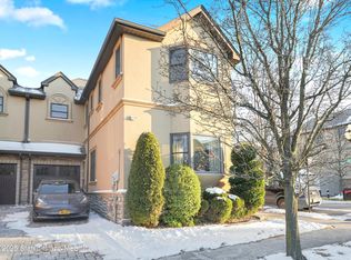30 Dockside Ln, Staten Island, NY 10308