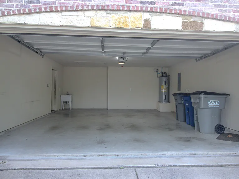 215 Wooded Creek Ave — Photo 13
