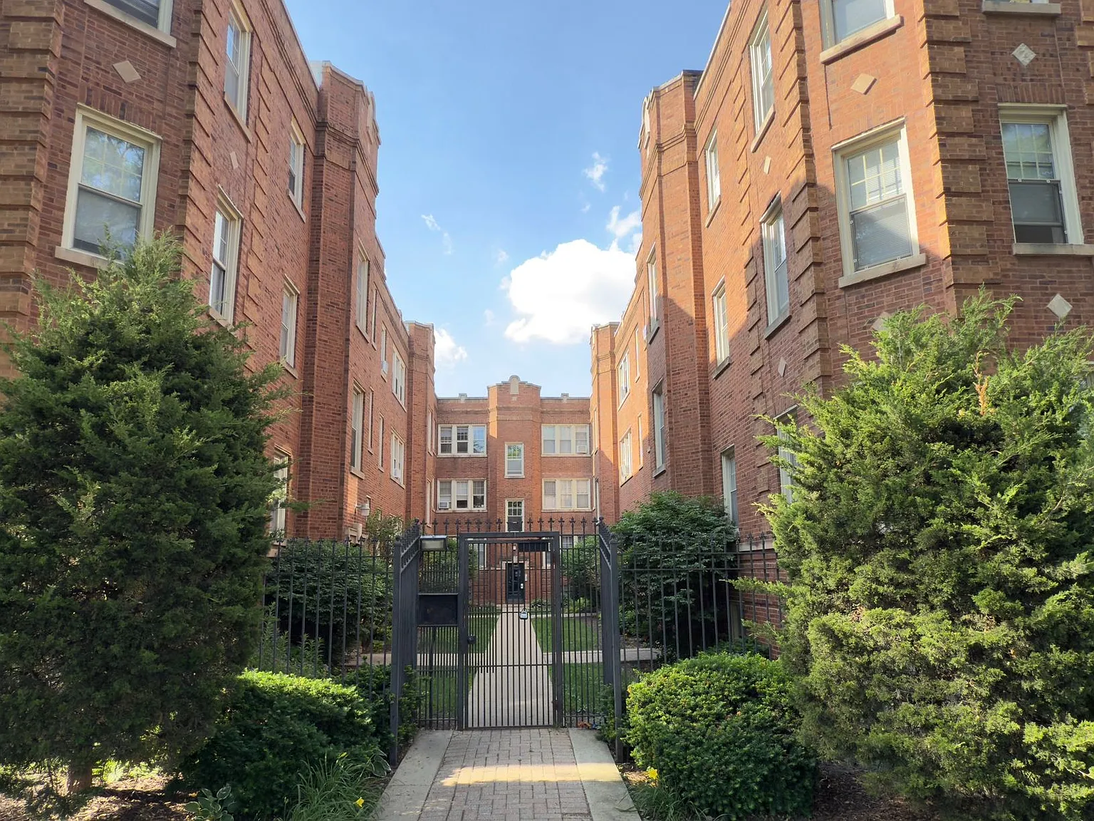 Belmont-Cragin Two Bed/One Bath ~ Heat Included ~ Income Guidelines Apply — Photo 2