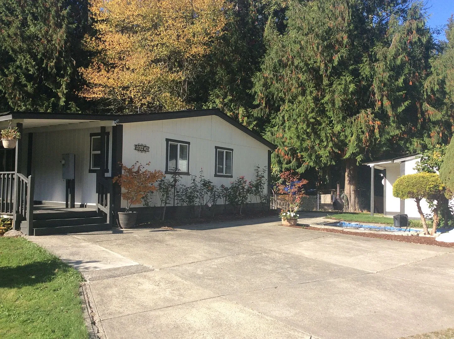 Spacious Manufactured Home on Acreage in Tacoma! — Photo 1