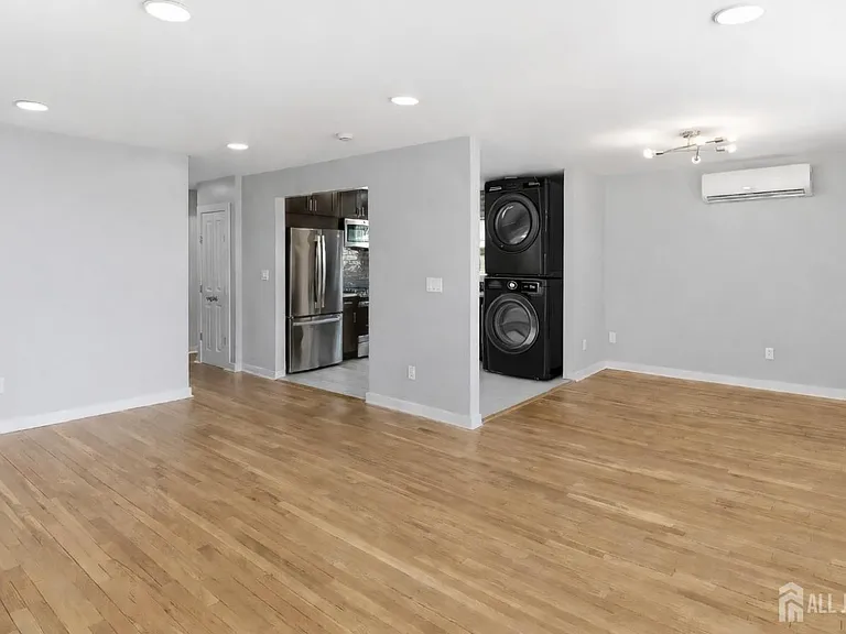 19 Evelyn Ct — Photo 3