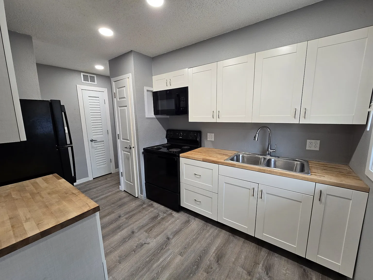 105 Ludland Drive #3 - 1 — Photo 1