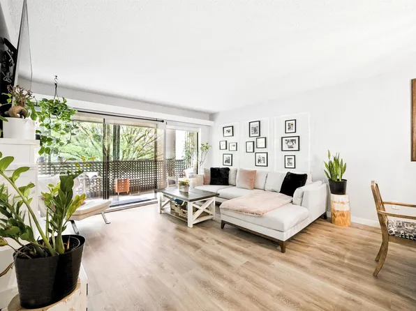 1955 Woodway Pl #212, Burnaby, BC V5B 4S5