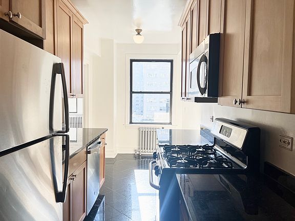 4th image of 210 E 68th St APT 10L