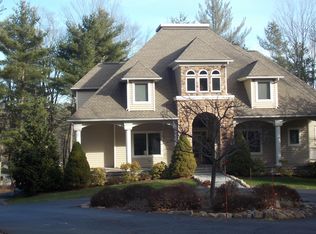 102 Winding Wall Dr, Hawley, PA 18428