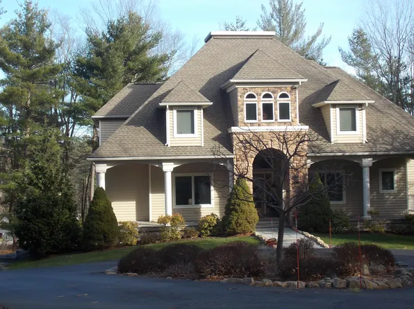 102 Winding Wall Dr, Hawley, PA 18428