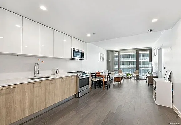 Sold by Chase Global Realty Corp | media 4