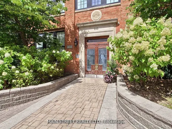 543 Timothy St W #310, Newmarket, ON L3Y 1R1