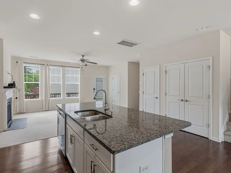 1502 Sharon Rd W — Photo 9