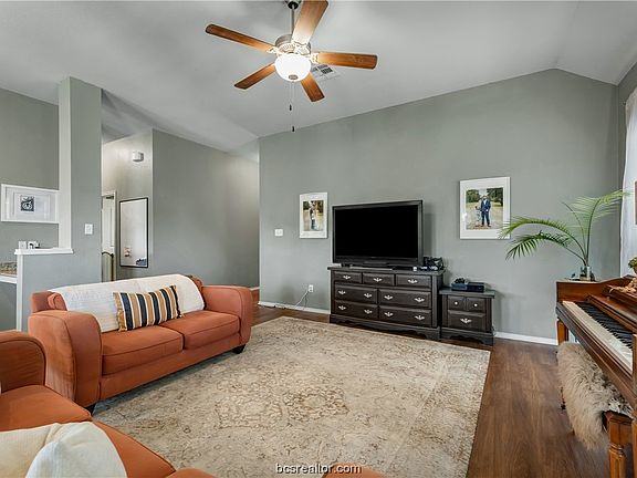 4th image of 15307 Carriker Ct