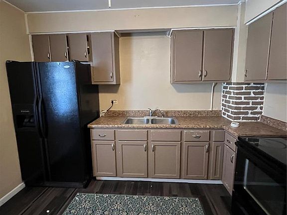 2nd image of 2423 Iowa St