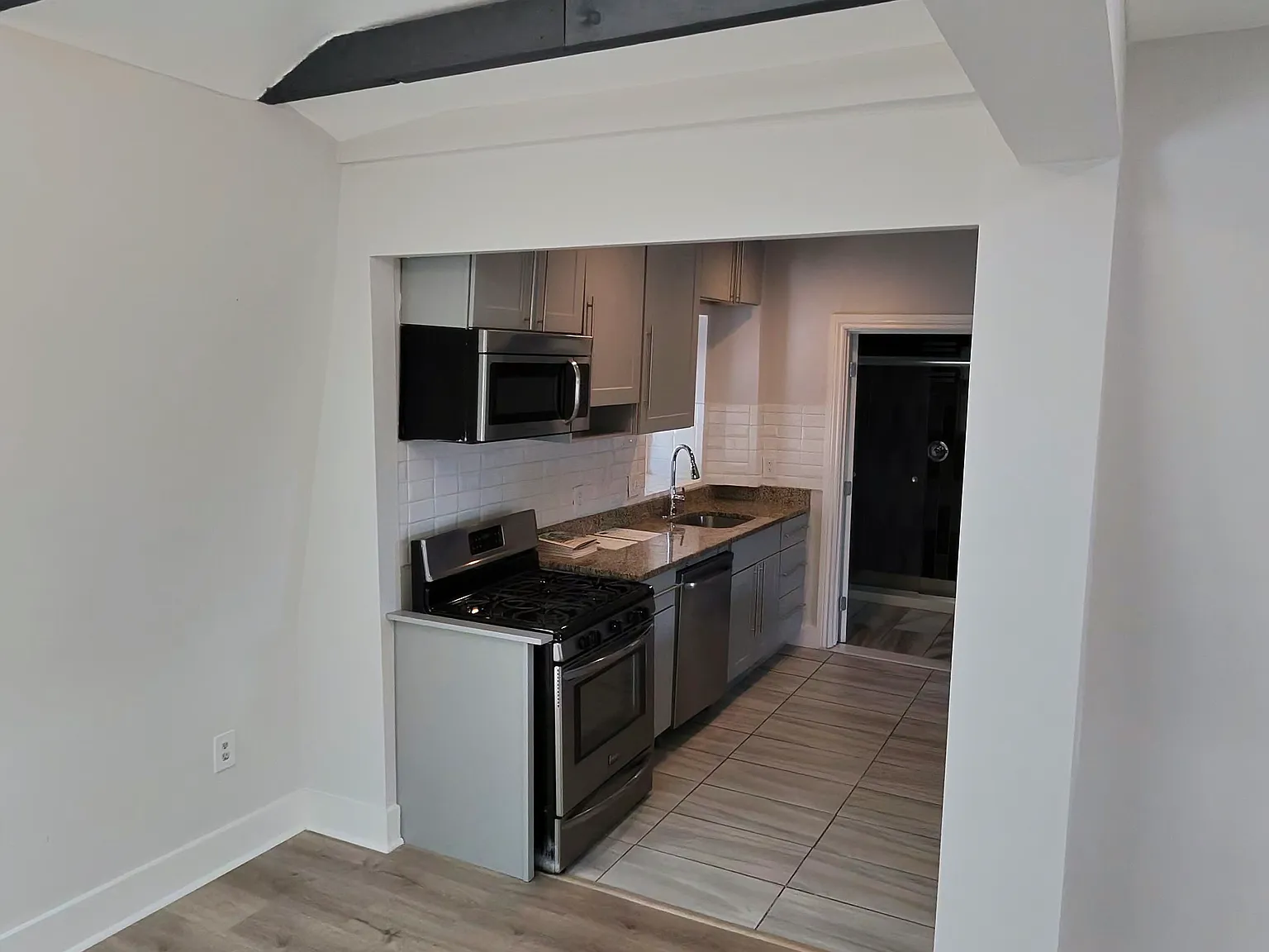 2 bed, 900 sqft, $3,000 — Photo 2