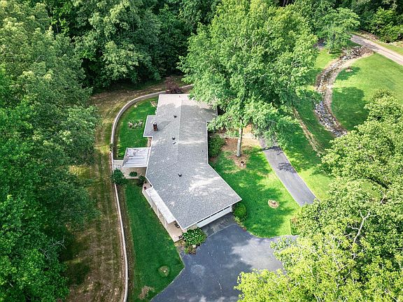 3rd image of 64 Dogwood Dr