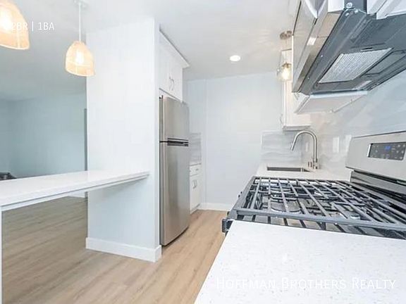 4th image of 418 N Broadway APT 1