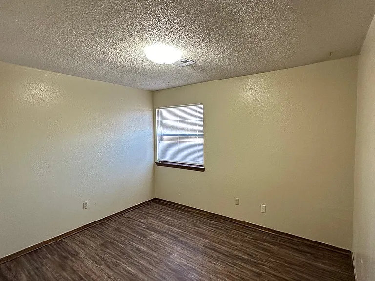 210 NW North St #7 — Photo 8