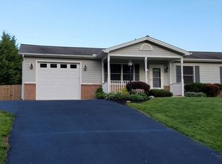 1542 Meadow Green Ln, Chambersburg, PA