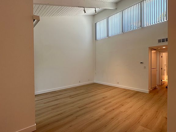 4th image of 12325 Moorpark St APT 202