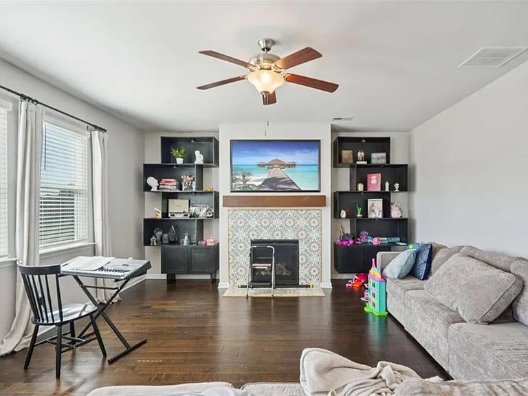 3605 Broadwick Ln — Photo 4