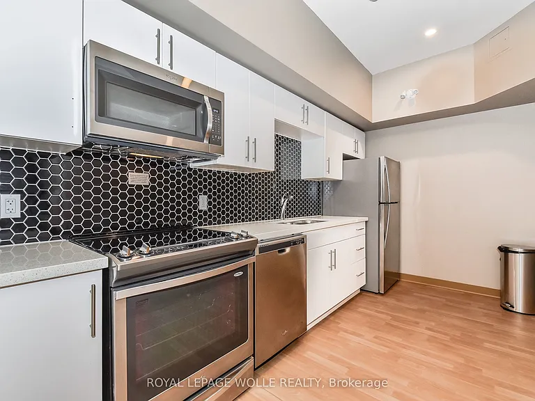 690 King St W #610 — Photo 30
